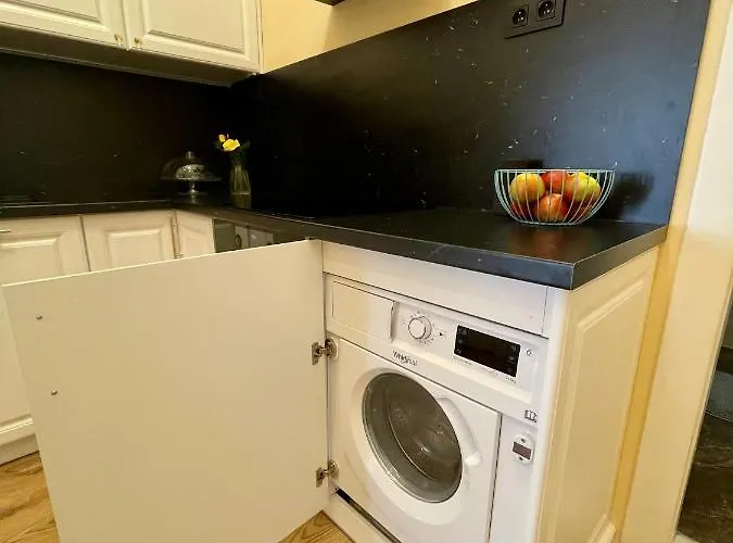 Paul's Palace - Absolute Center!